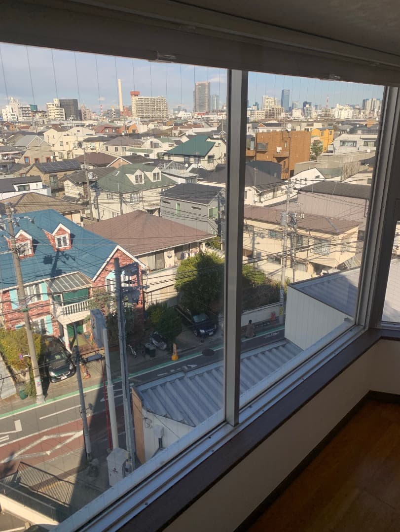 高台に位置しており周囲に高い建物がない地区なので、眺望が良いです。遠くに東京タワーとスカイツリーが望めます。