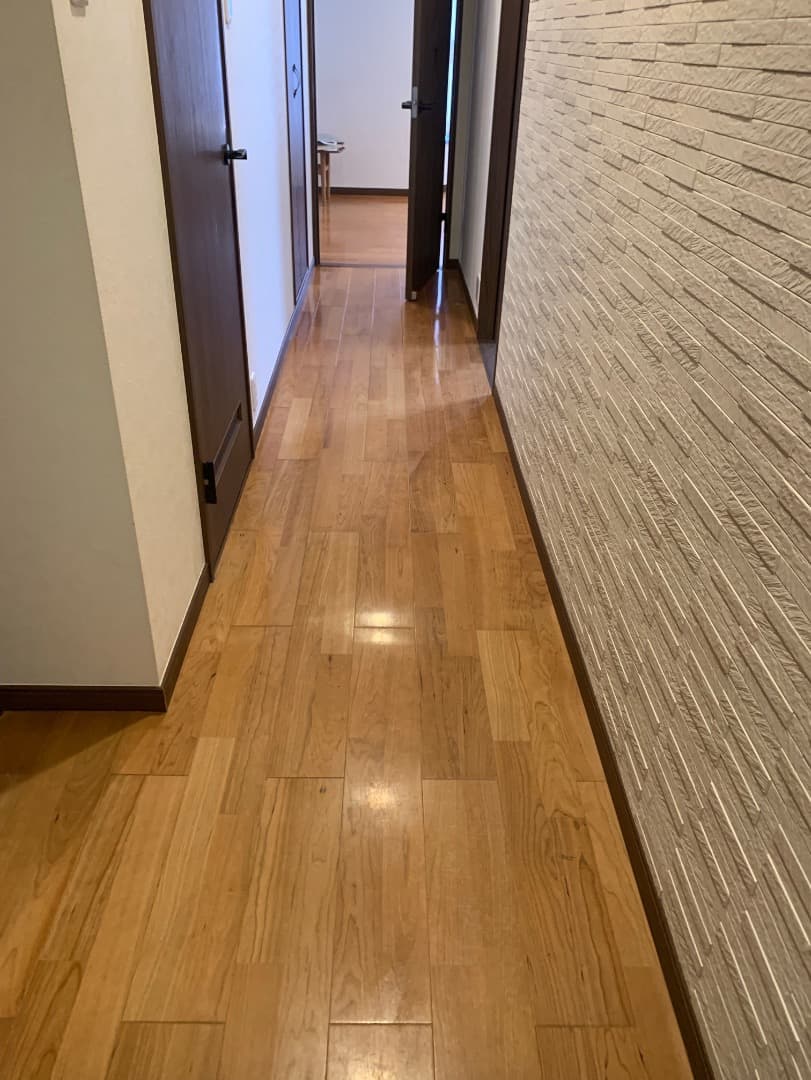 廊下はエコカラットのタイルを使用しています。