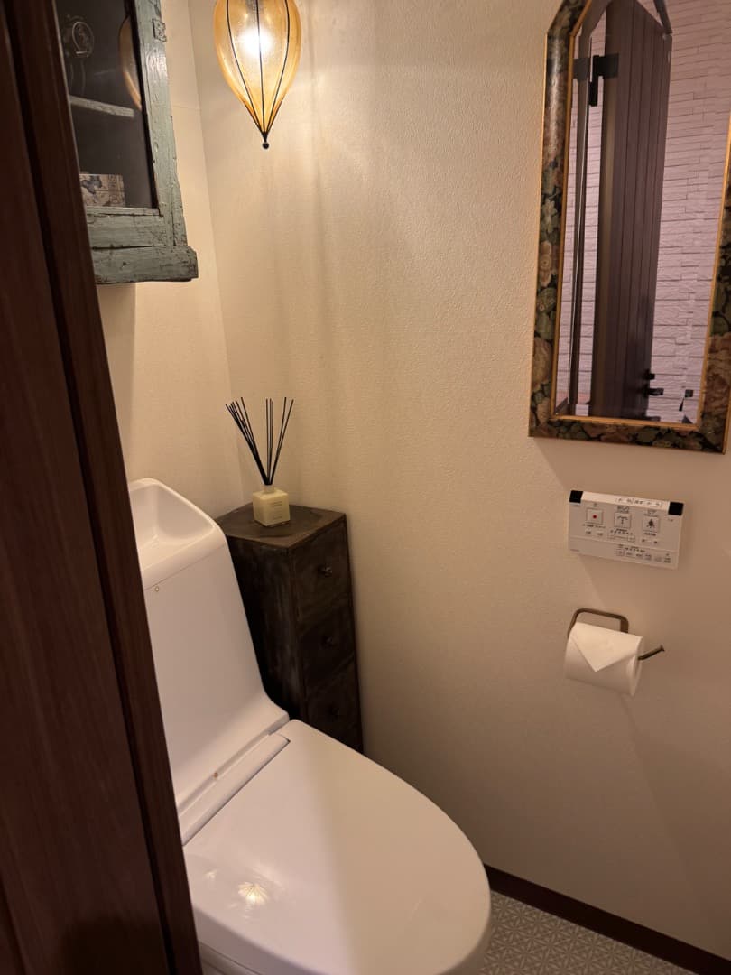 トイレです。自動洗浄機能付きのウォシュレットです。