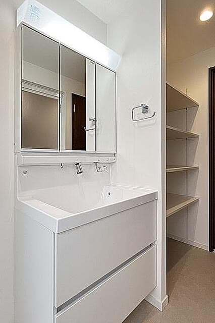 奥の棚は高さ調節可能