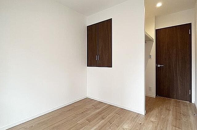 寝室にも便利な収納、奥にはハンガーパイプも