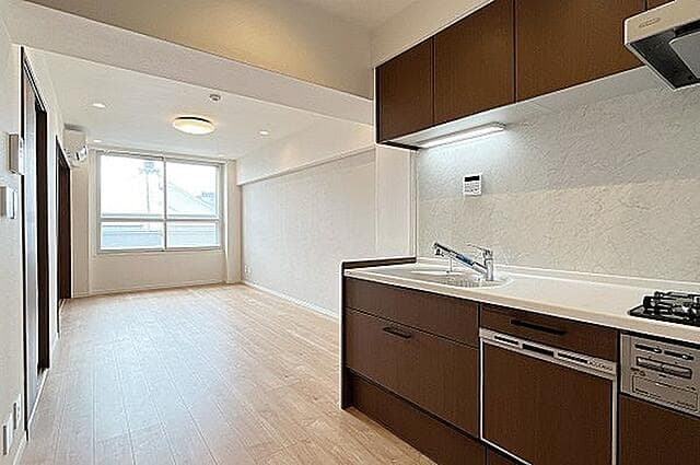 床暖房付きの広々としたリビングダイニング
キッチンは食洗機つき