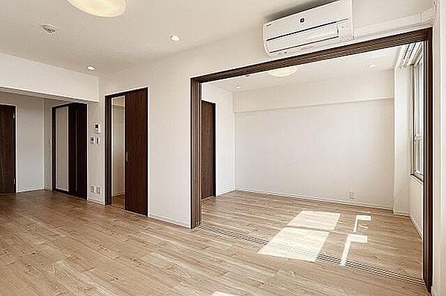 洋室とリビングダイニングを繋ぐ3枚引き戸を開けると開放感があります