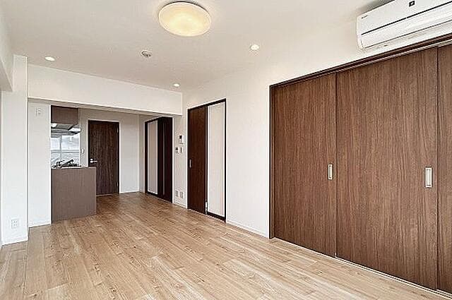 エアコンは反対側と寝室にもあり全部で3台設置