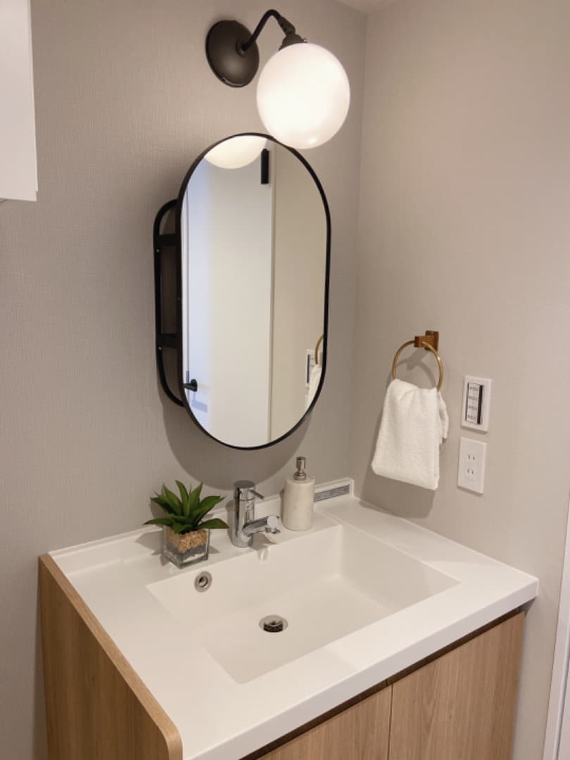 洗面台。鏡の形とライトのぐらいがおしゃれ。性別や年代を選ばず、万人向けのおしゃれさだも思います。