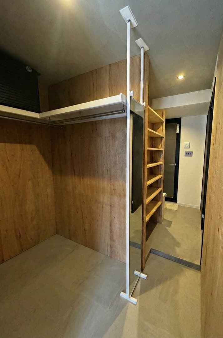 WIC：L字にハンガーパイプがあります。脱衣所と洗濯機置き場と繋がっており、その動線に可動棚を設置してます。洗濯機から取り出した衣類をすぐWICにしまえるよう動線を意識しました。可動棚もあり収納力は十二分に有ります。