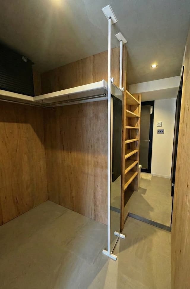 WIC：L字にハンガーパイプがあります。脱衣所と洗濯機置き場と繋がっており、その動線に可動棚を設置してます。洗濯機から取り出した衣類をすぐWICにしまえるよう動線を意識しました。可動棚もあり収納力は十二分に有ります。