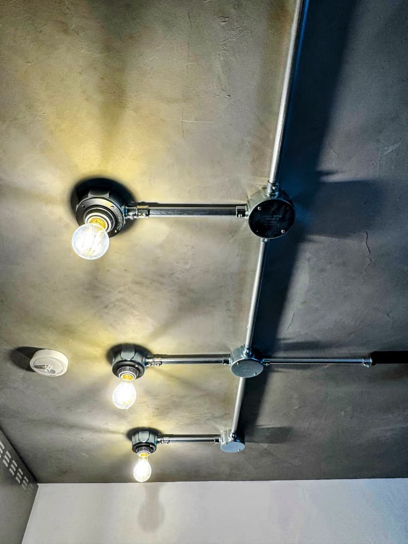 照明：モルタルと白タイルをインダストリアルなテイストでまとめるためにtoolbox製の裸電球を天井照明に取り入れました。