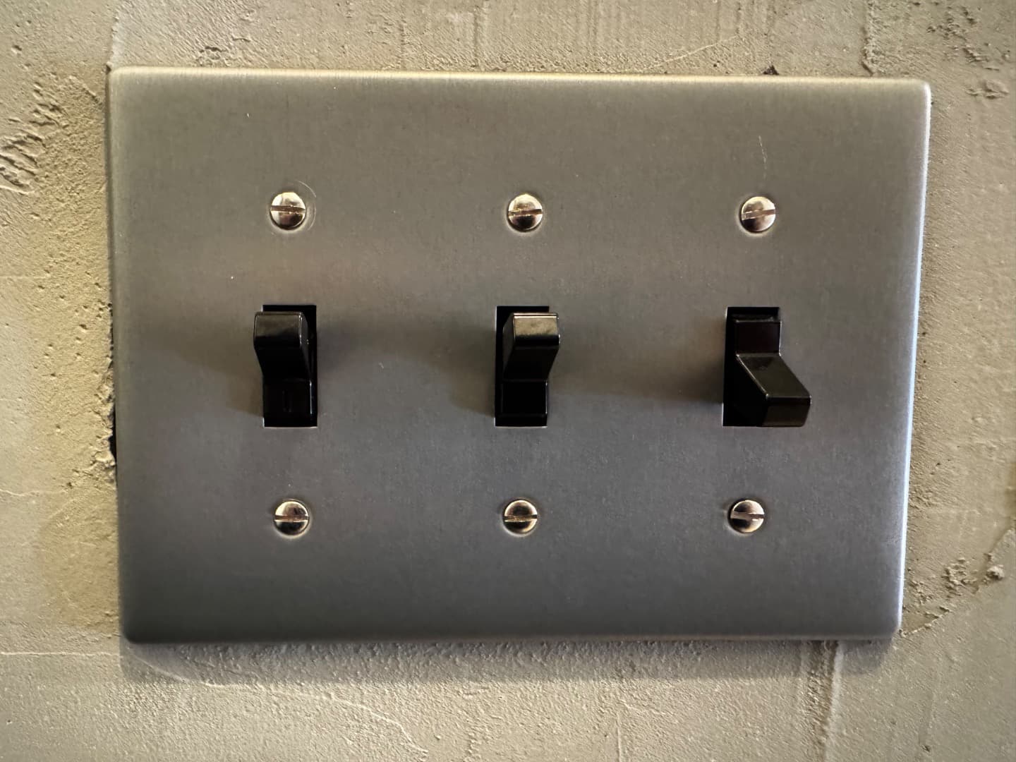 スイッチ：インダストリアルな雰囲気で統一するためにアメリカンスイッチプレートを採用しました。