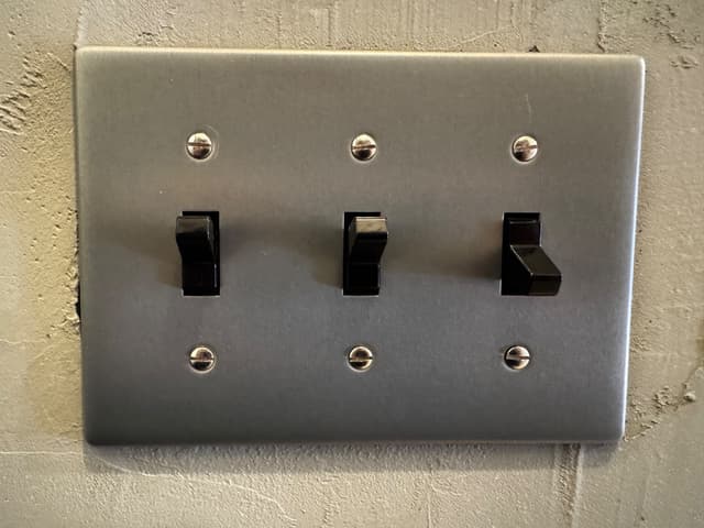 スイッチ：インダストリアルな雰囲気で統一するためにアメリカンスイッチプレートを採用しました。