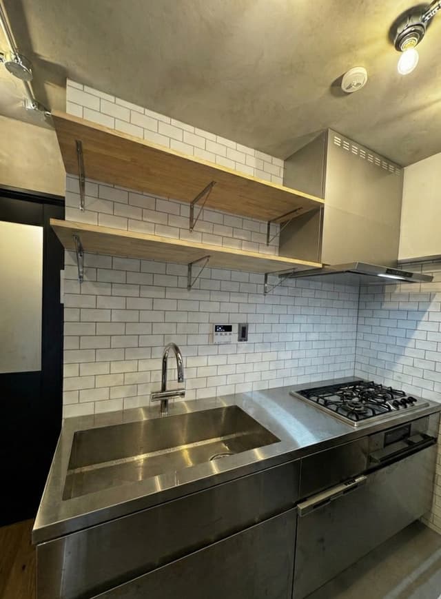 キッチン：miratap製のオールステンレスキッチン(三菱電機製の食洗機付き)を壁付で設置しました。油はねのことを考えあえてカウンターではなく壁付にし、壁を2面タイルにすることでメンテナンスしやすくしています。コンロはハーマン＋doの3口コンロを選択しました。