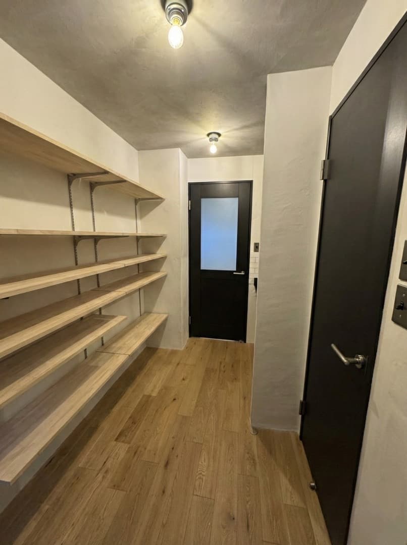 廊下：玄関土間を入ると可動棚と廊下洗面があります。