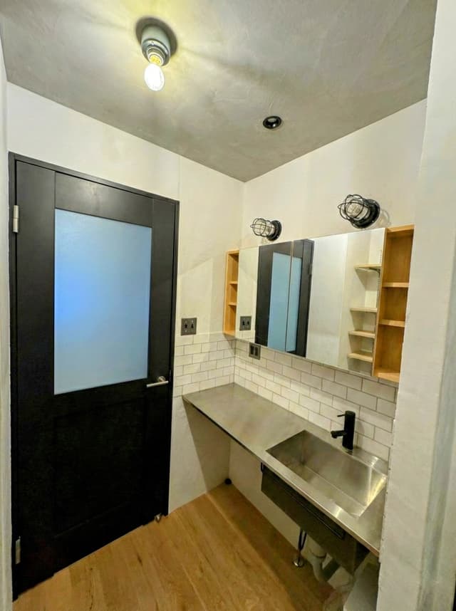 廊下洗面：キッチンとの統一感を出すためにmiratap製のステンレスカウンターを採用しました。