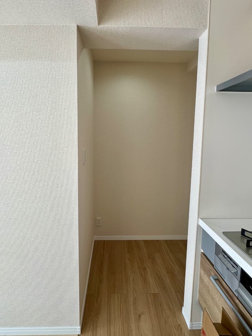 パントリー　今はシェルフを入れて家電や食器、その他日用品を収納