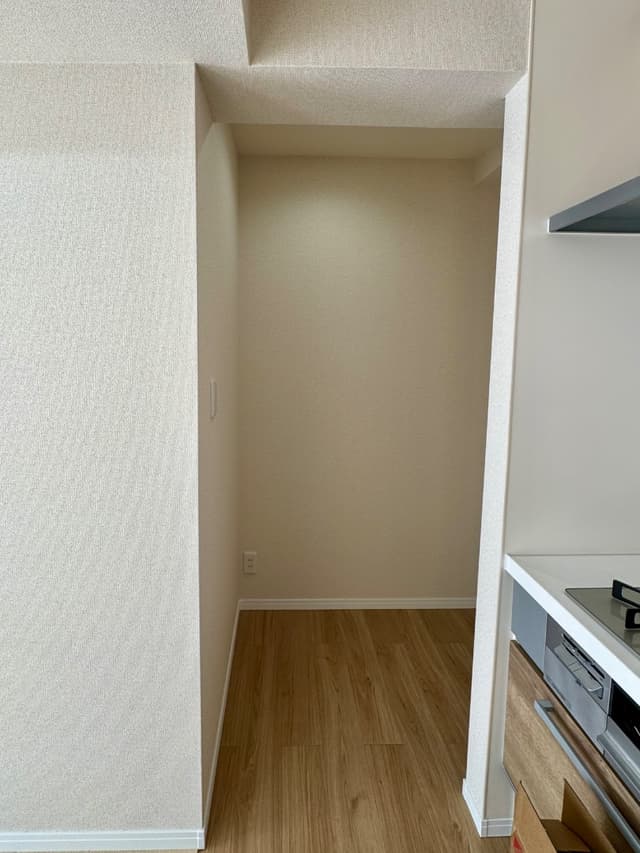 パントリー　今はシェルフを入れて家電や食器、その他日用品を収納