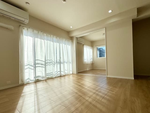 リビング　採光しっかりされ床材はメンテナンスフリーの朝日ウッドテック製