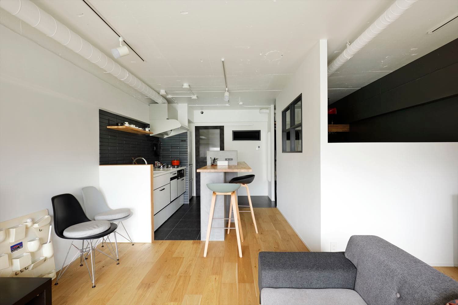 ベランダ側から。
右手がベッドコーナー、天井は躯体現しで白塗装、照明はライティングレールにして色も変えられます。