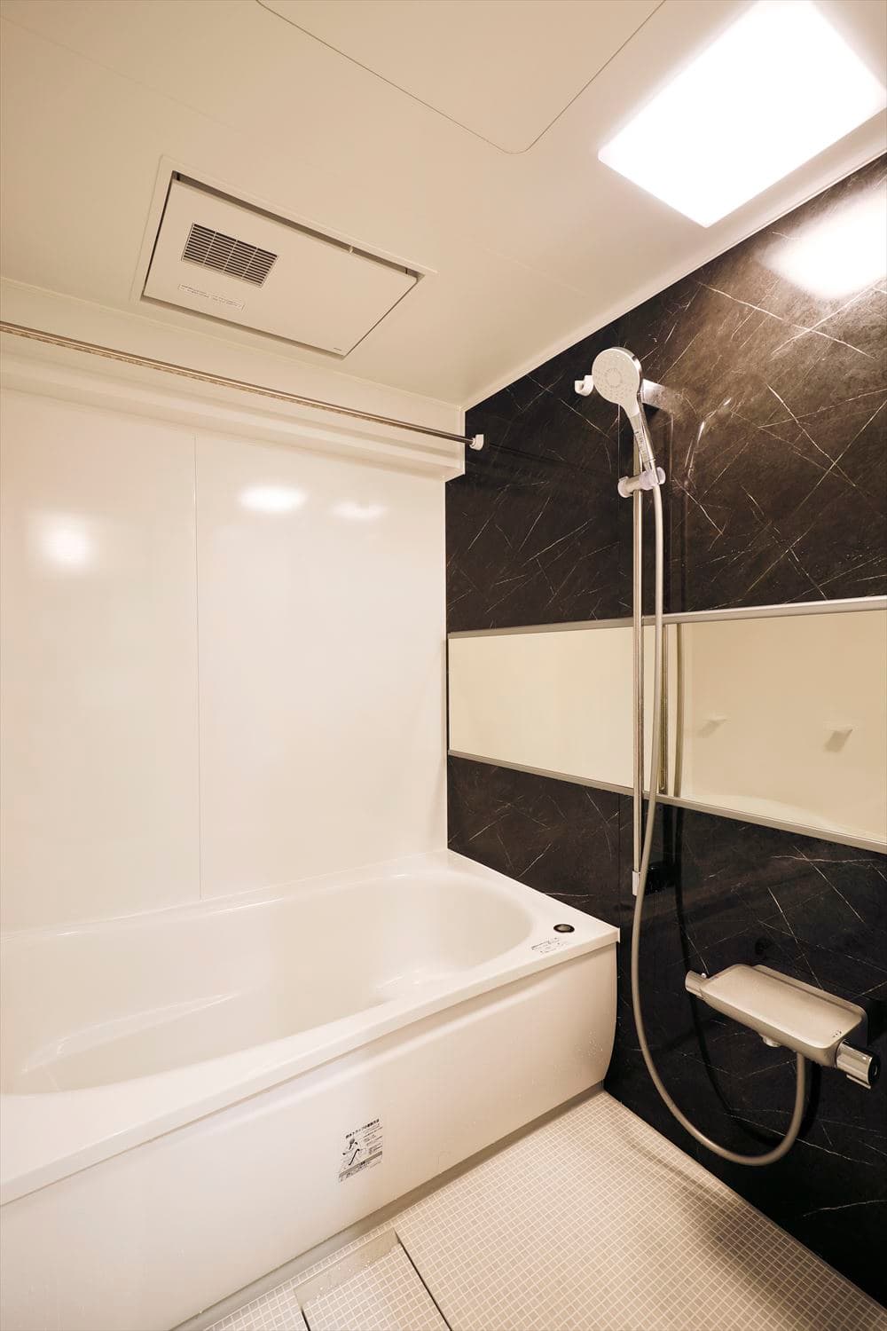 TOTOのお風呂、1418サイズで足伸ばせます。浴室乾燥機付き