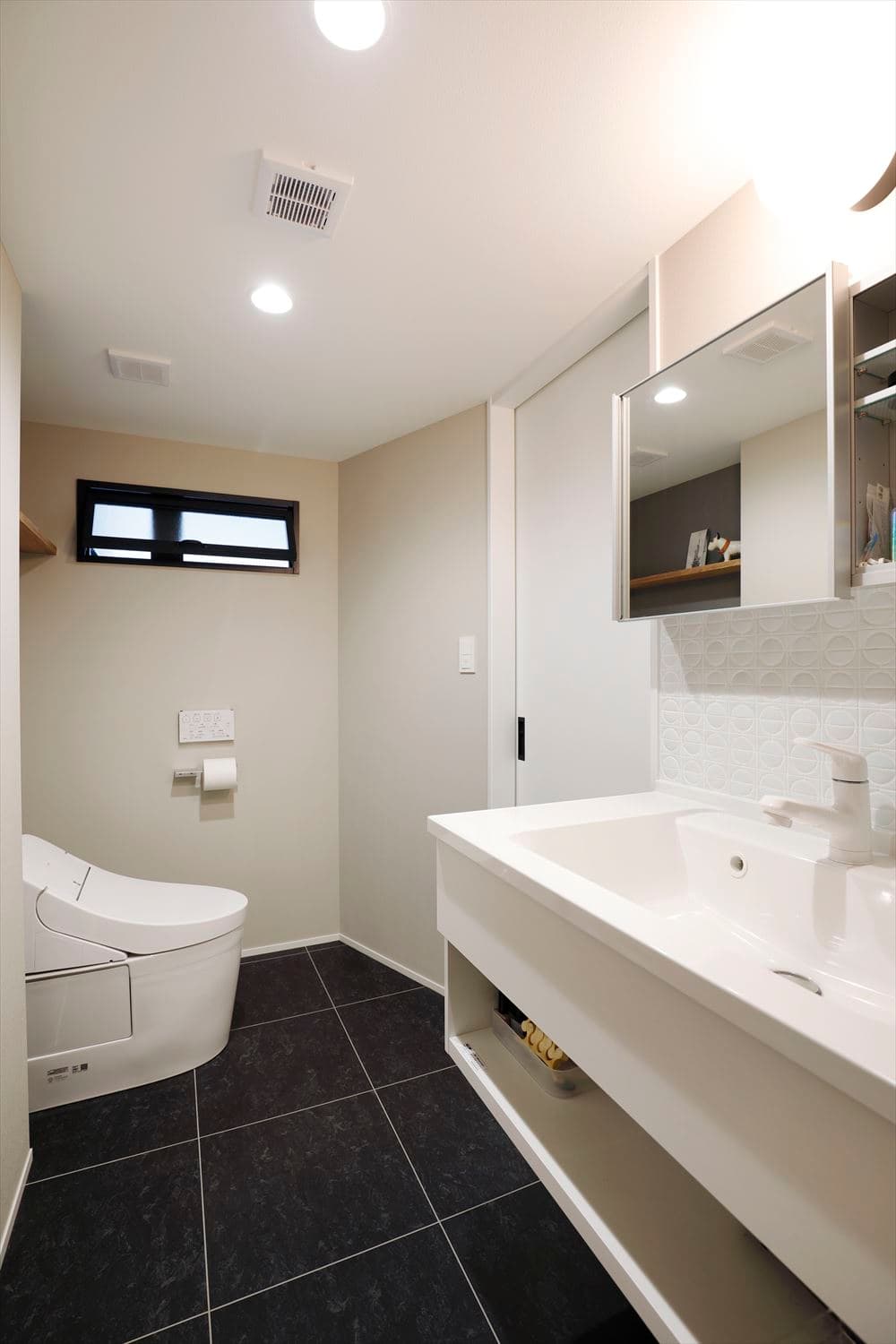 トイレも洗面室に。場所を広く取れました。
光と換気のために室内窓を設置