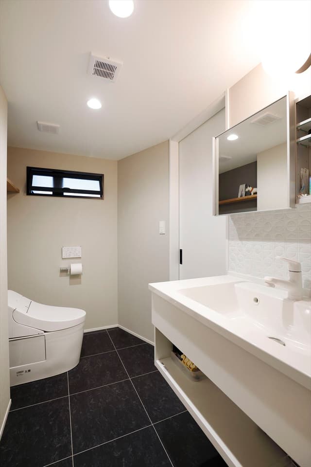 トイレも洗面室に。場所を広く取れました。
光と換気のために室内窓を設置