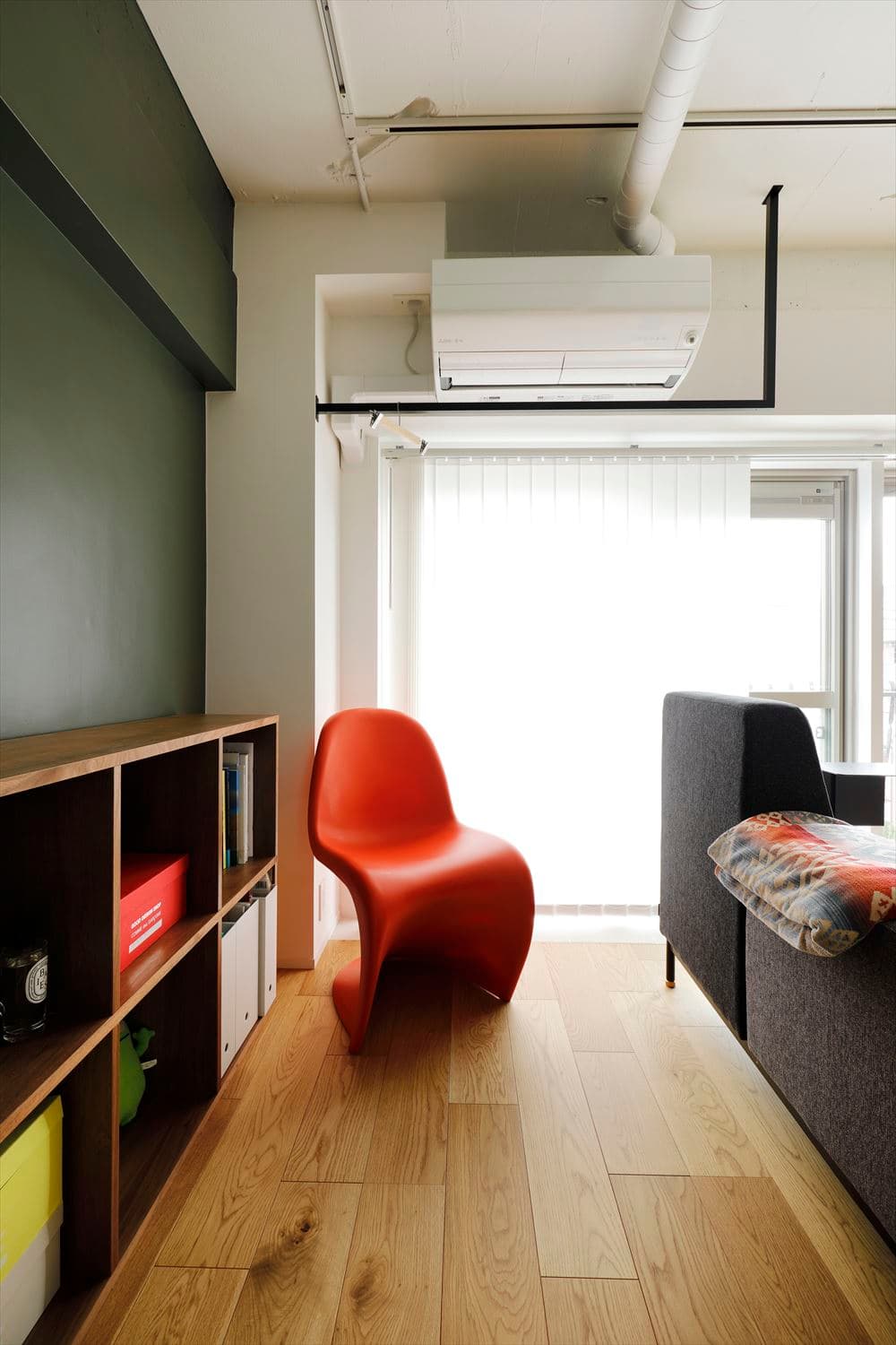 カーテンはバーチカルブラインド。
エアコンのしたにkacuの物干しを設置。日当たりもいいので洗濯物すぐ乾きます。（もちろんベランダもOK）