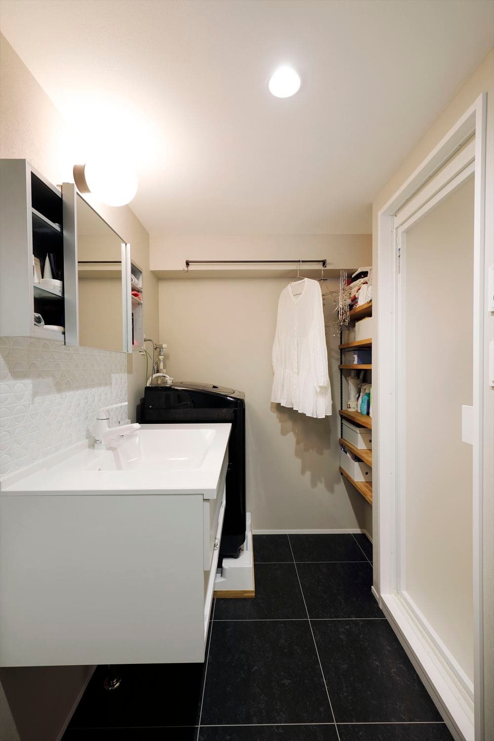 洗面台はPanasonic、鏡はsanwa company