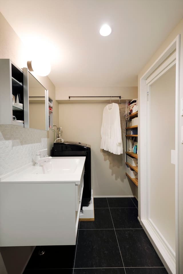 洗面台はPanasonic、鏡はsanwa company