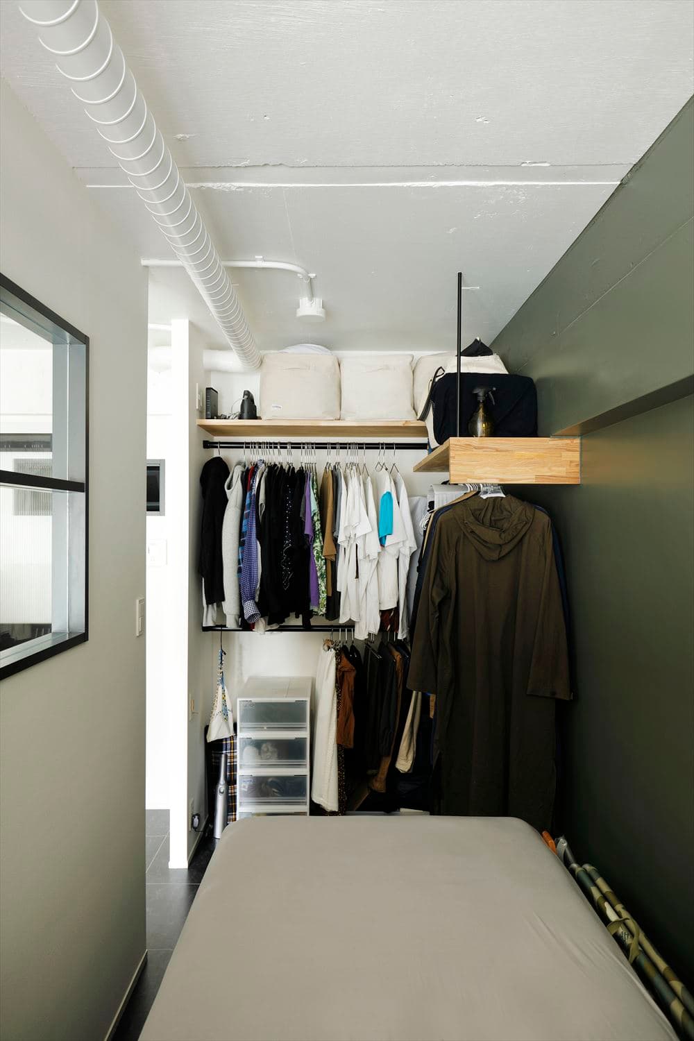 クローゼット2段＋1段
上にネット回線を置いてます。