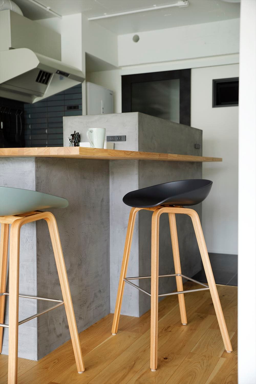 お気に入りのモールテックス。
スツールはHAYでデンマークに注文して国内未発売の薄いカーキと薄いブラック。