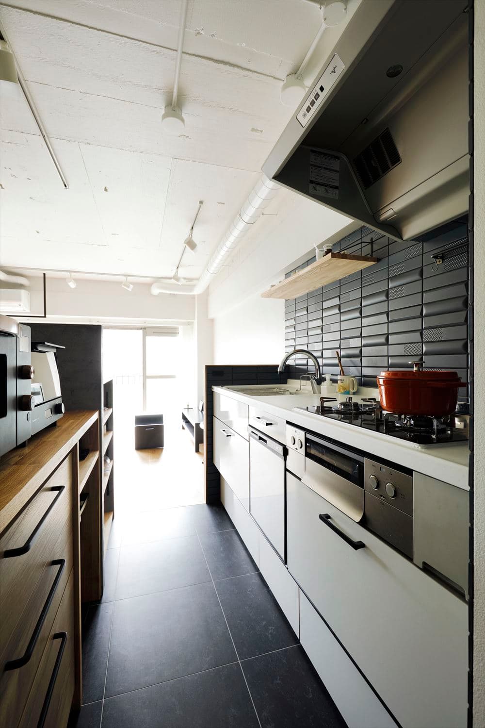 キッチンはトクラス。タイルは平田タイル。
タッチレス水栓・食洗機・ちょっとイイ3口コンロ。