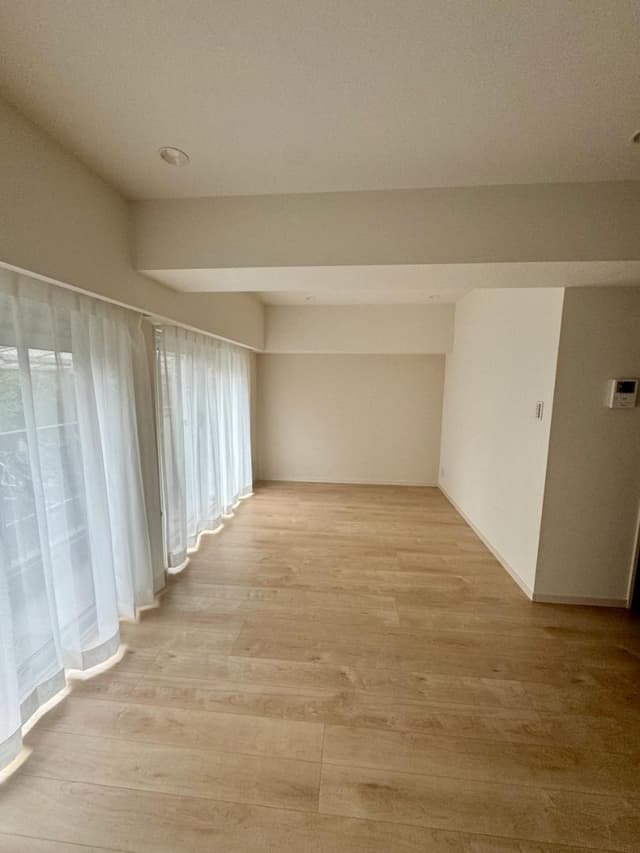 リビング：東向きで、朝柔らかな光が入ります