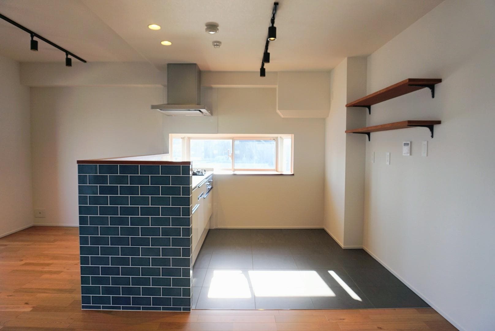 キッチン。横に窓があるため明るく換気も◎です