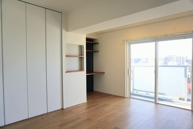 約8帖のお部屋は北向きですが、10階なので遮るものもなく明るめ。