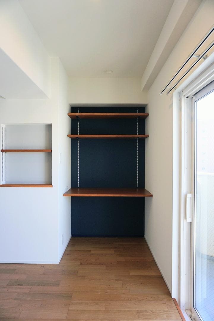 造り付けのデスクはワークデスクやお子様の学習机としても使えそうです。