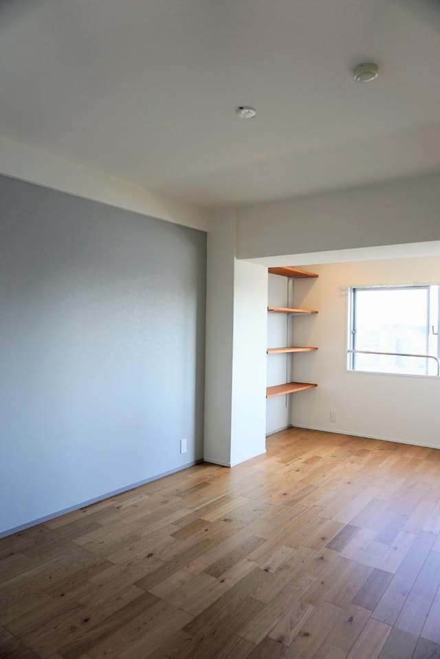 約9帖のお部屋。今はシングルベッドを2つ並べて主寝室として使っています。広々してお里南向きなので朝日も気持ちいいです