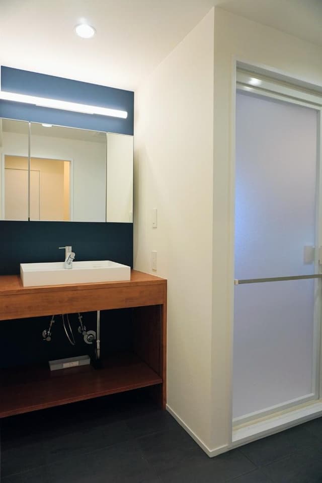 洗面所は脱衣スペースが結構広め。お風呂は白を基調とした1618サイズで広々しています。