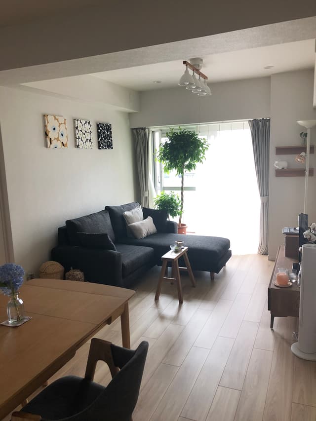 リビング。日当たりと風通しが良いです。窓の向こうには公園の緑が見え、晴れた日は家の中にいても気持ちが良いです。