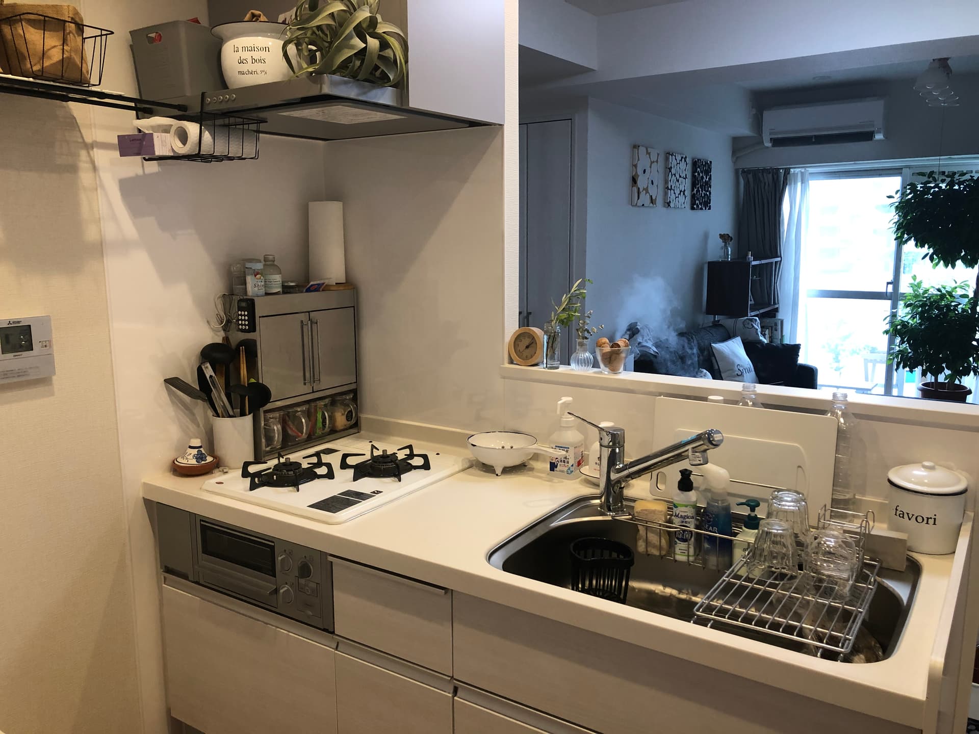 キッチン。後ろに小窓が付いているので、リビング側の窓を開ければ空気の入替えが簡単です。