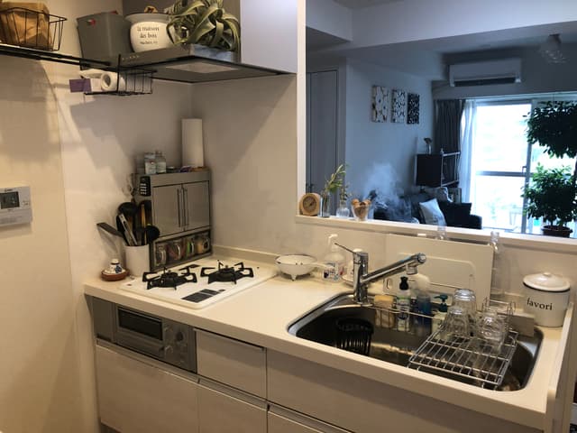 キッチン。後ろに小窓が付いているので、リビング側の窓を開ければ空気の入替えが簡単です。