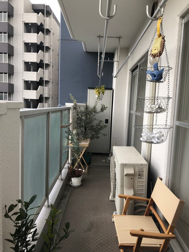 ベランダ。東南向きで日当たりが良く、目の前は公園なので眺望が抜け緑が気持ち良いです。