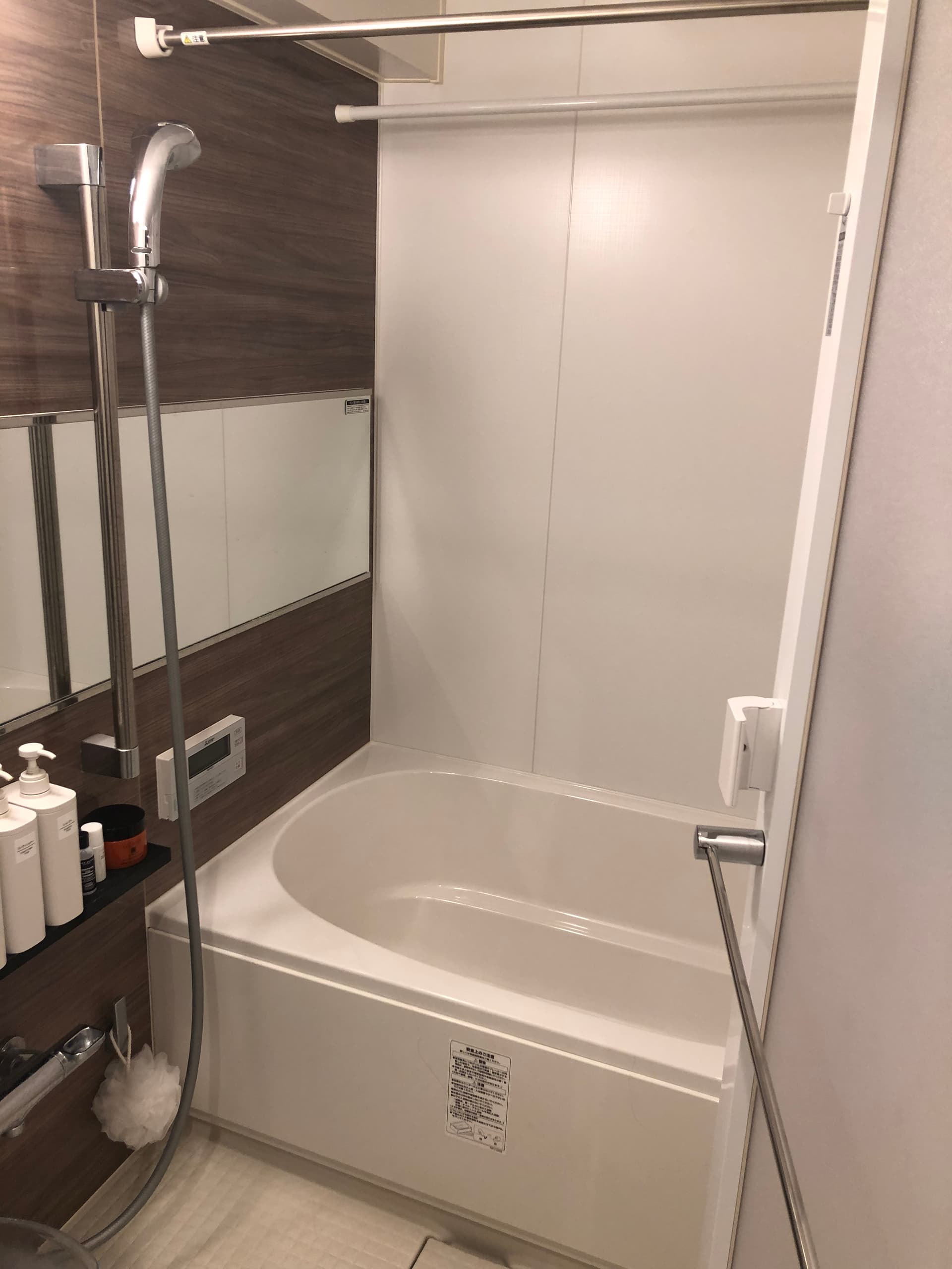 お風呂。追い炊き、浴室乾燥機付き。鏡が大きくて便利です。