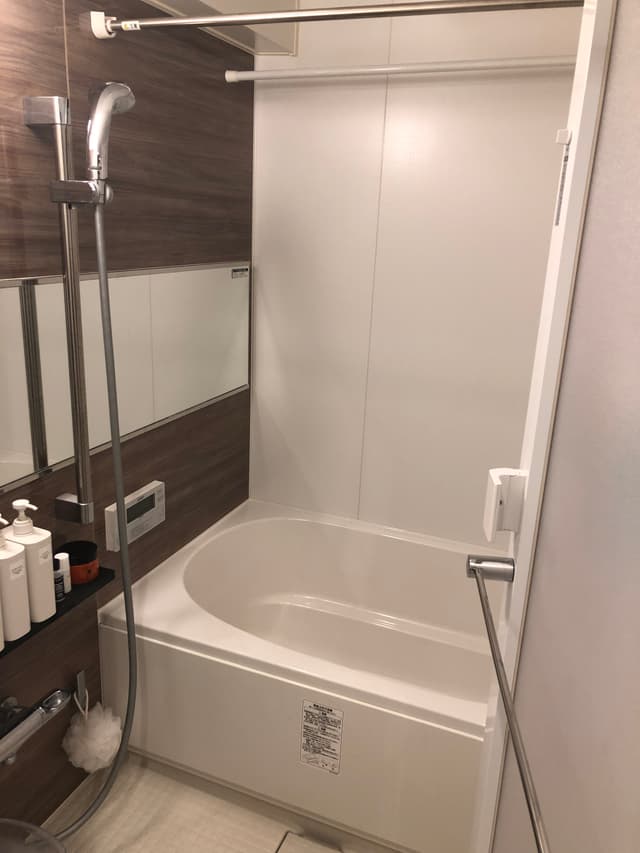 お風呂。追い炊き、浴室乾燥機付き。鏡が大きくて便利です。