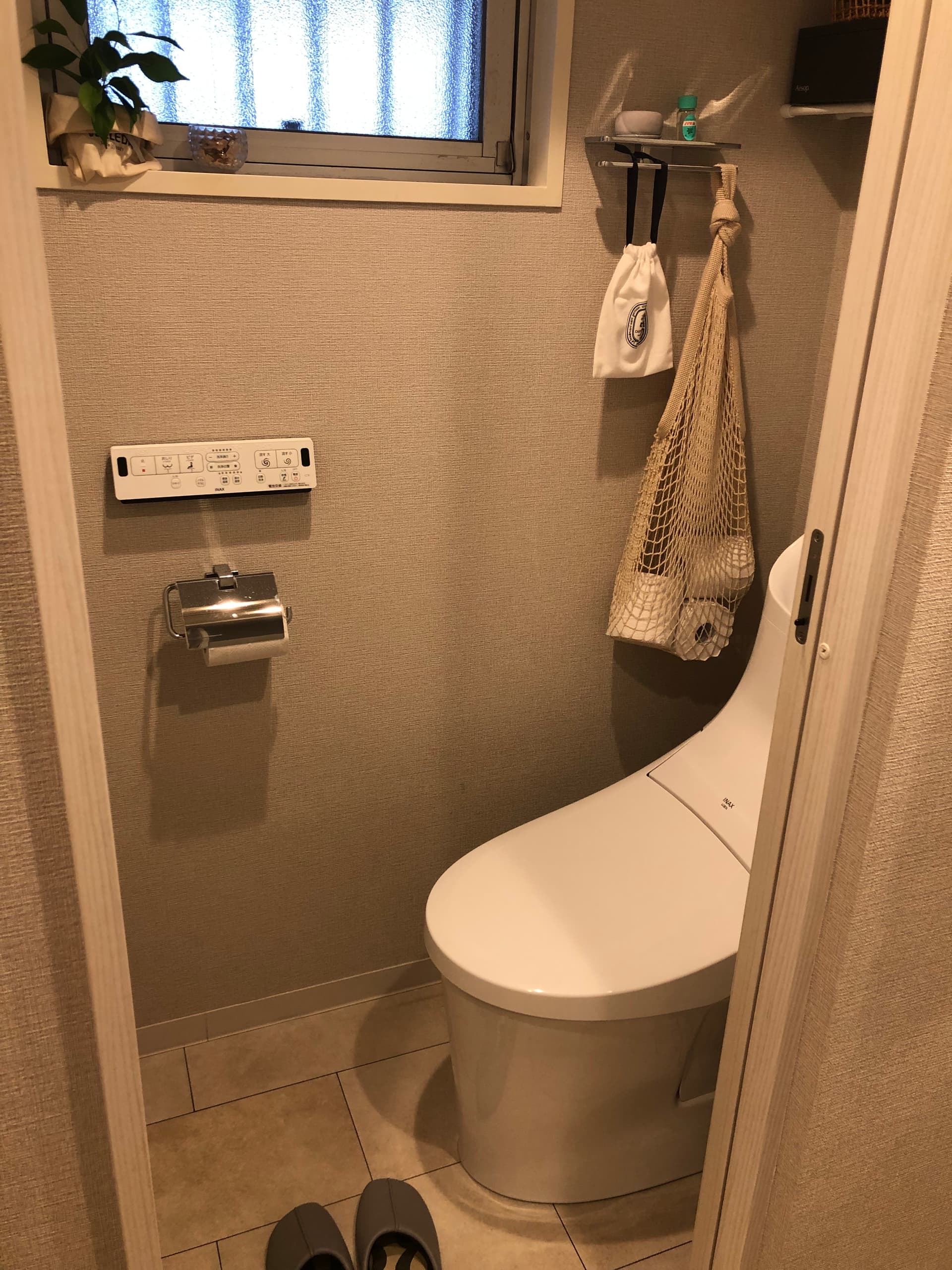 若干狭いですが、小窓が付いているので風通しが良いです。