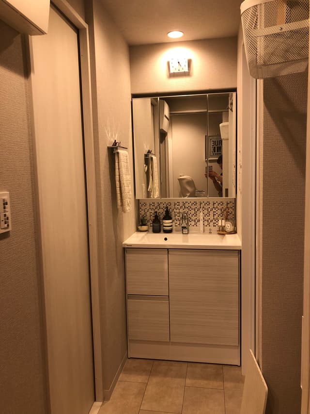 洗面所。大きな鏡と洗面台が使いやすいです。鏡の裏は収納になっていてたっぷり収納できます。