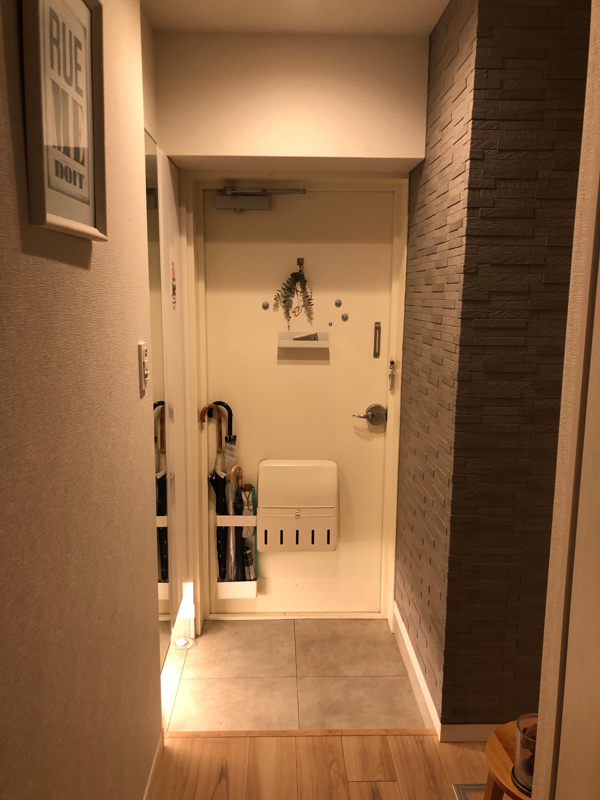 玄関。靴箱は十分な大きさがあります。