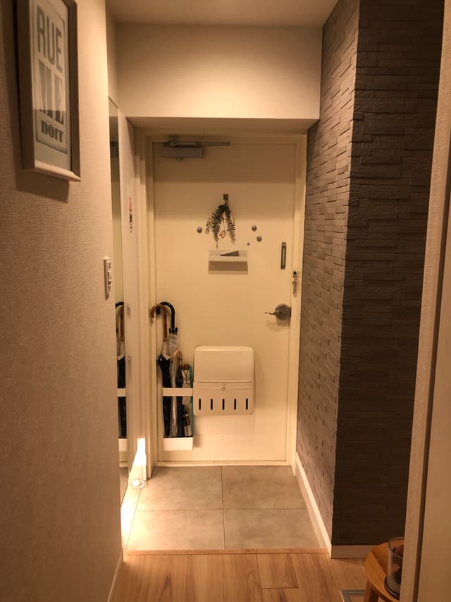 玄関。靴箱は十分な大きさがあります。