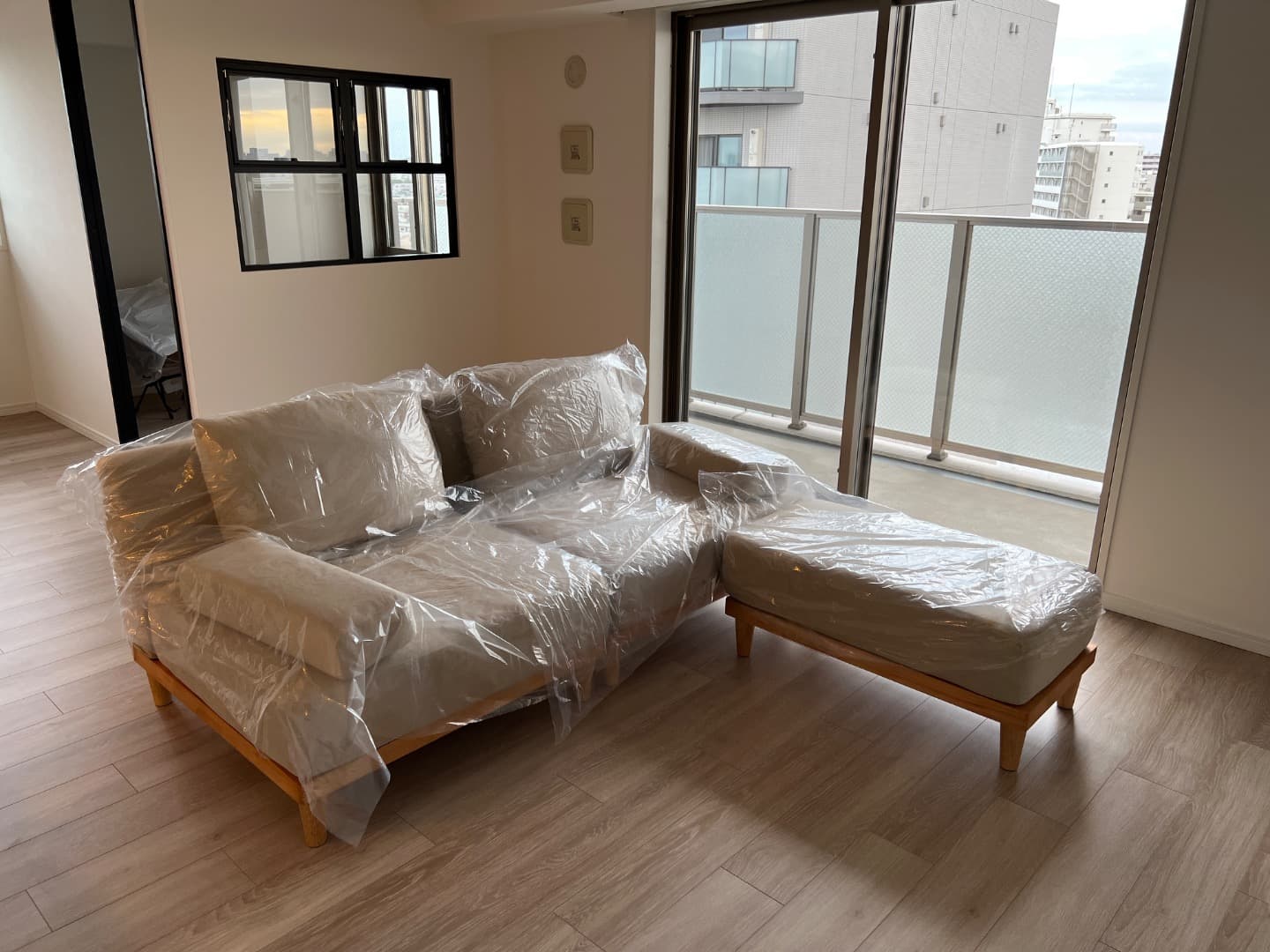リビング。南向きで日当たり良好。まわりに高い建物がほぼないため、スカイツリーが見える眺望。夏には隅田川の花火も。