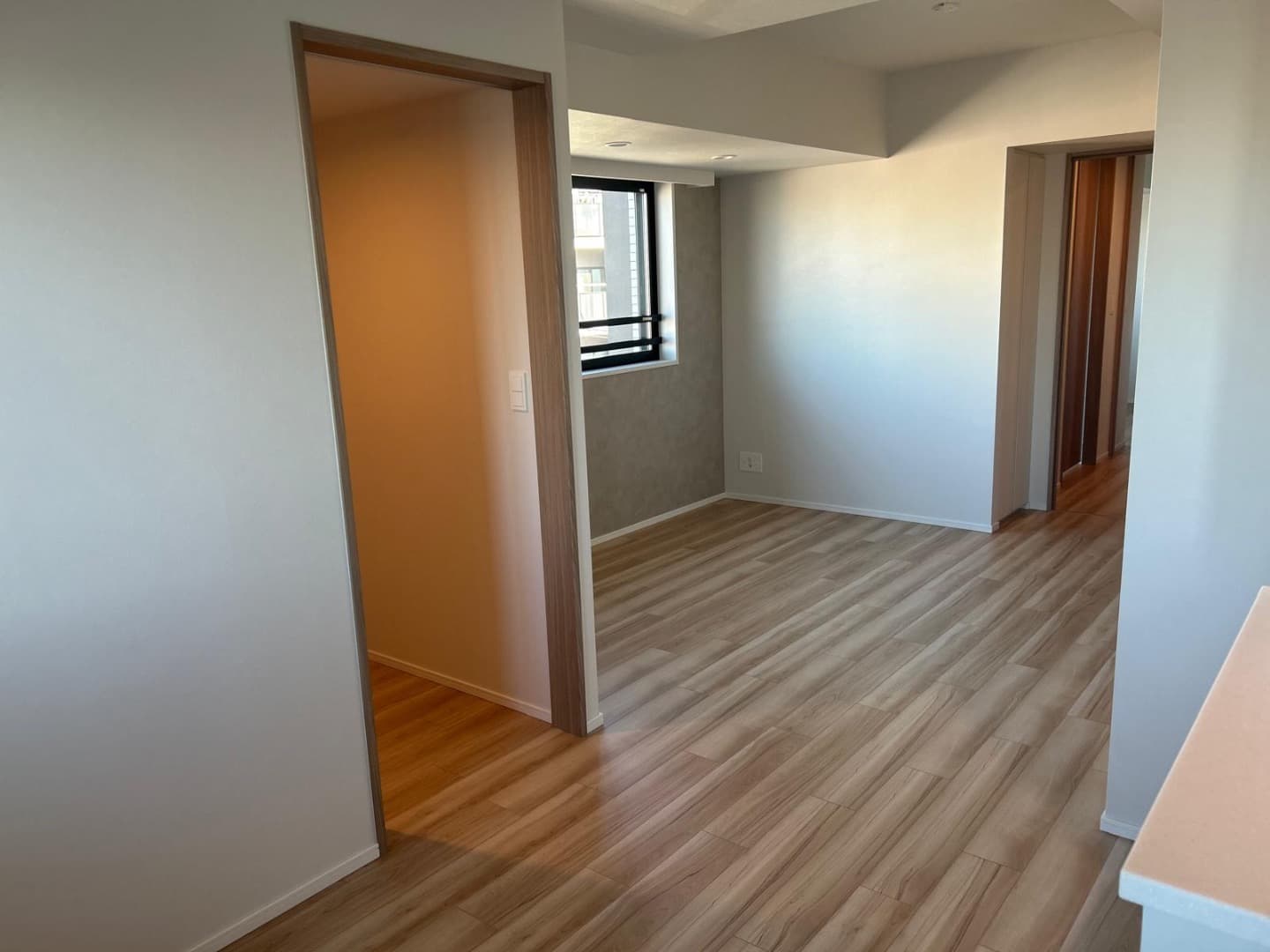 リビング。カウンター横に食事テーブルを置くと食事の準備・後片付けに便利。入り口側のソファやテレビを設置することで食事と娯楽を分けられます