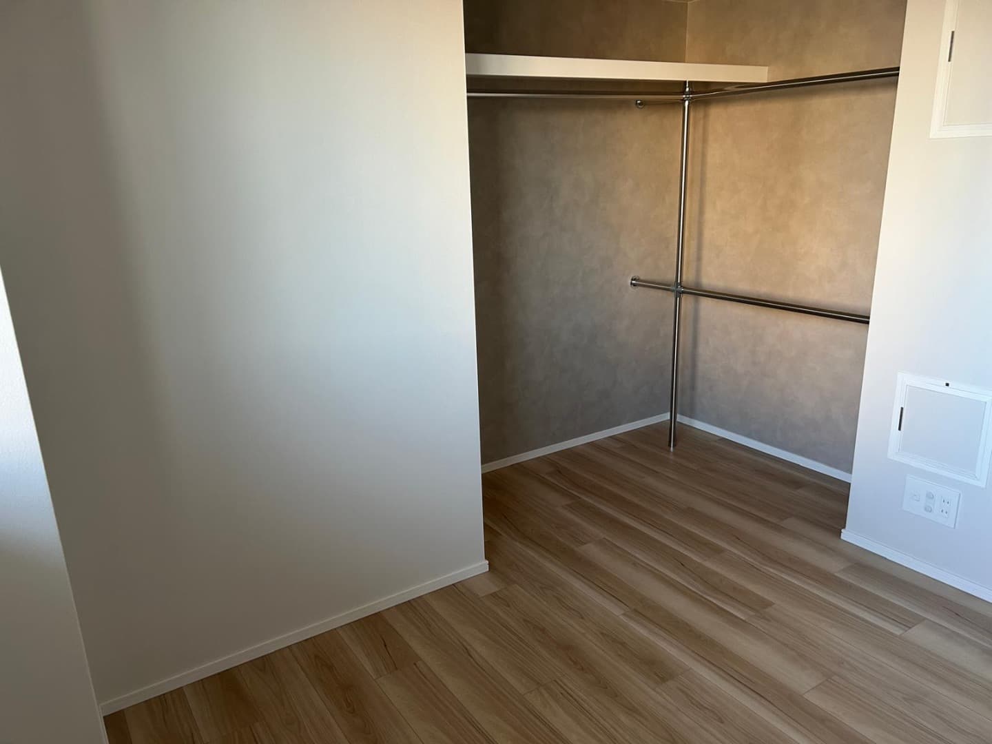 寝室①の収納スペース。意外と奥行きがあり目隠しをしたい場合はカーテンをつけられます。