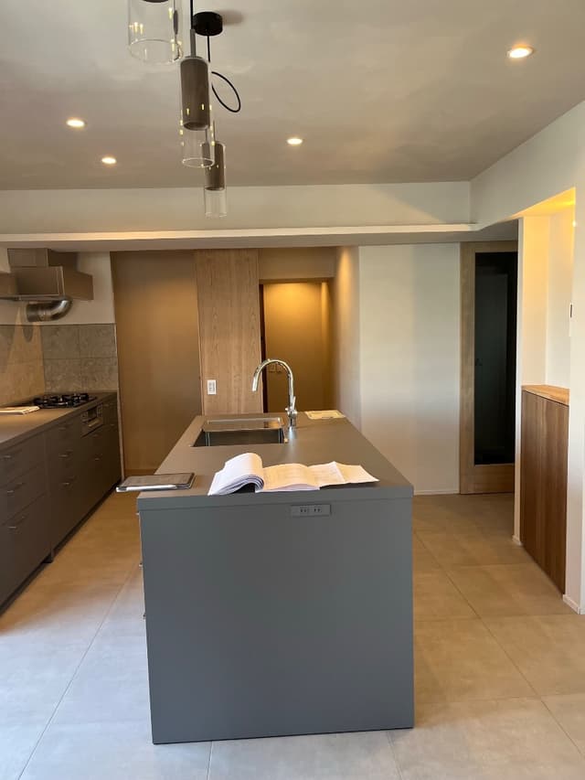 Ldk。タイル張の床で、Boshの、ビルドイン食洗機付きのアイランドキッチンです。
